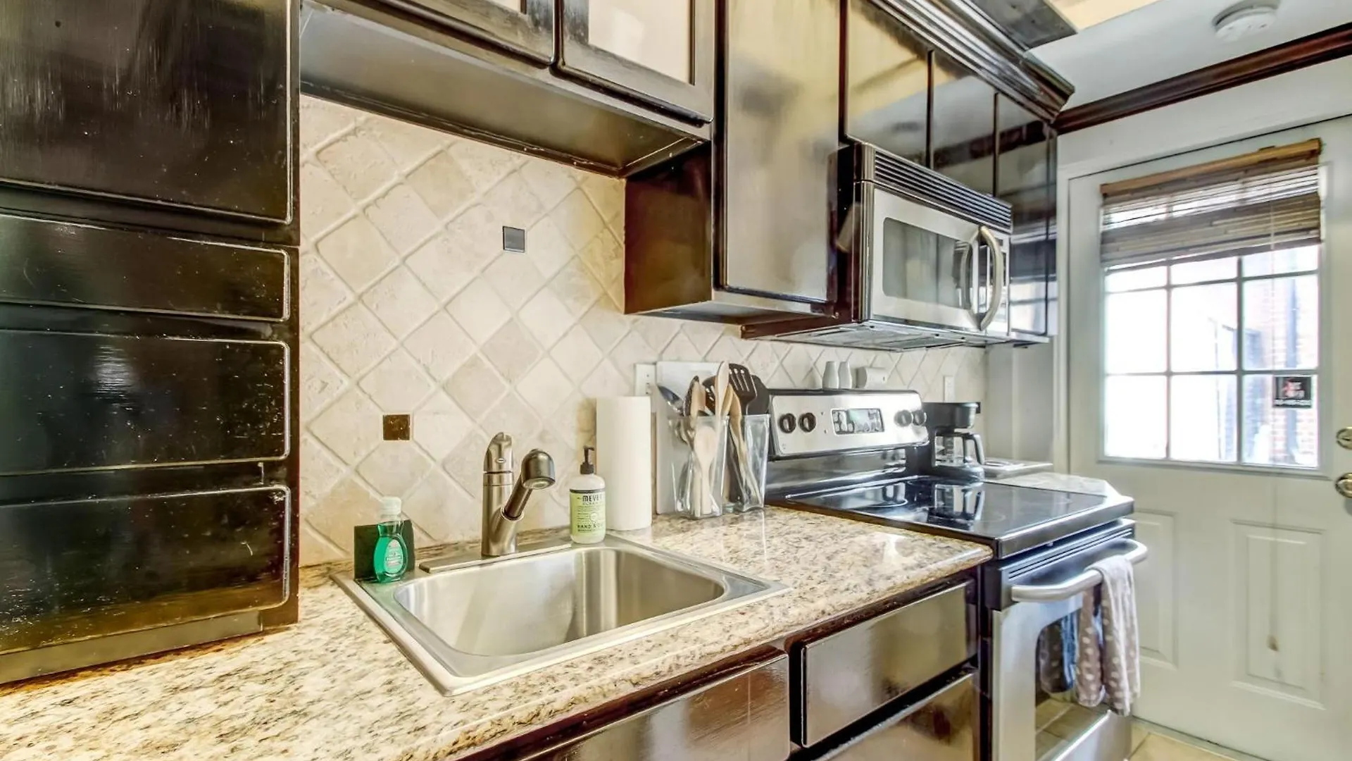 17 E Jones Street Parlor * סוואנה