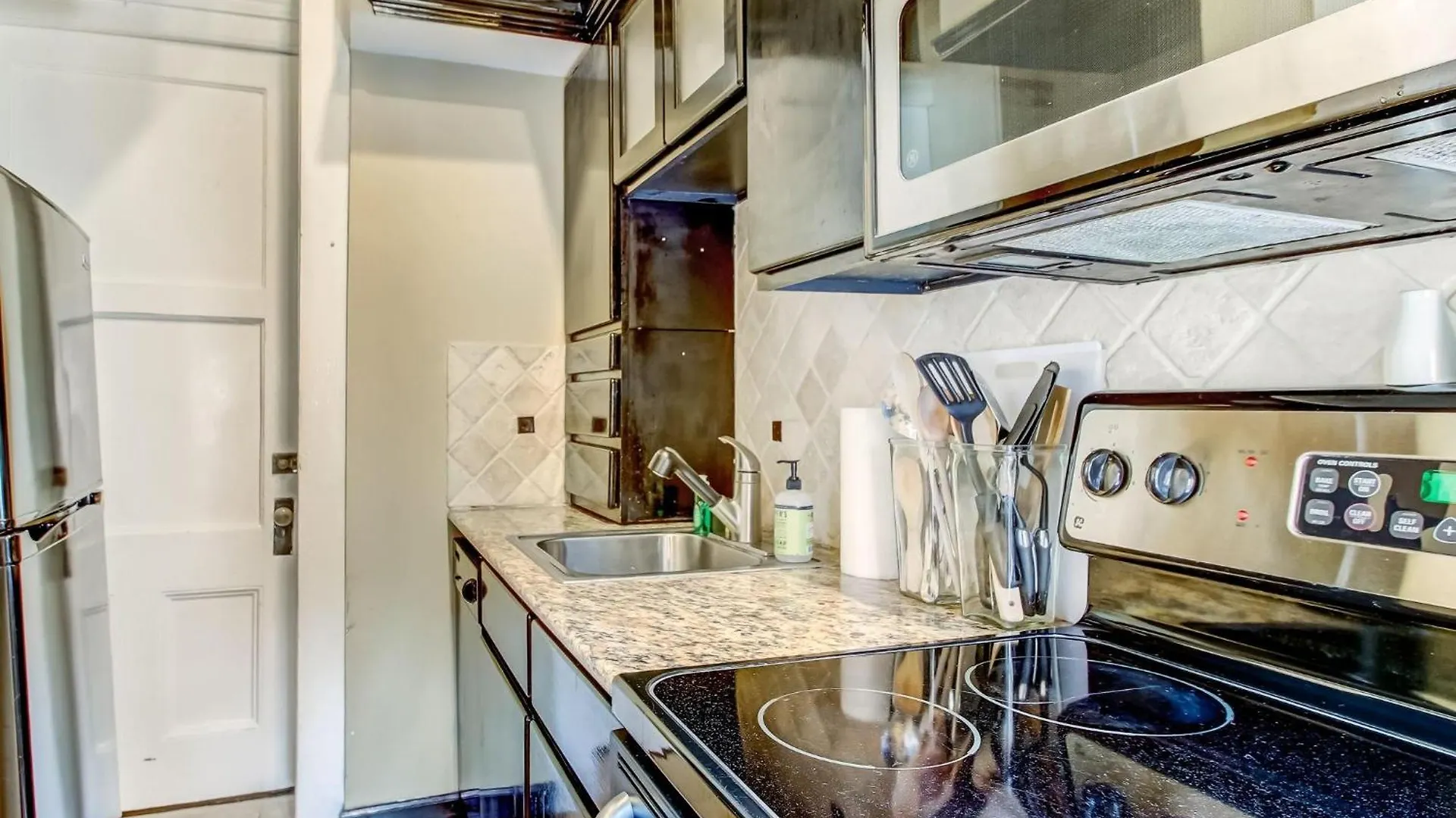 17 E Jones Street Parlor * סוואנה