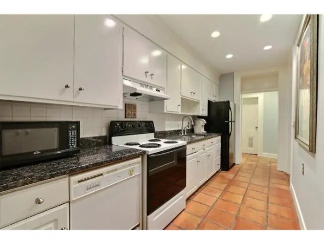 Apartment 17 E Jones Garden *