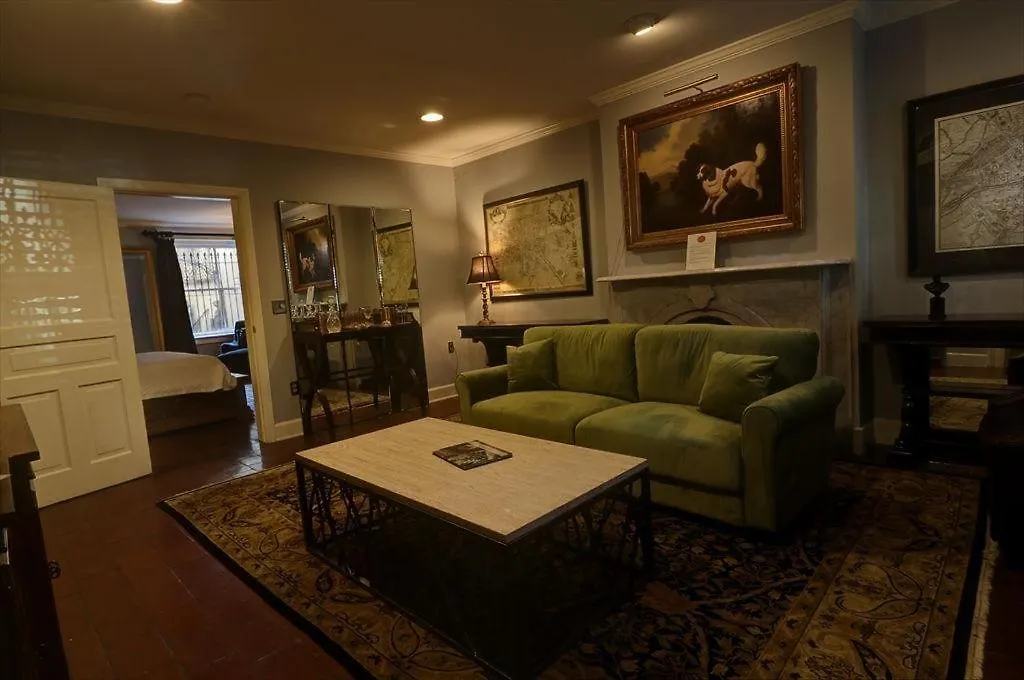 17 E Jones Garden Apartment Savannah