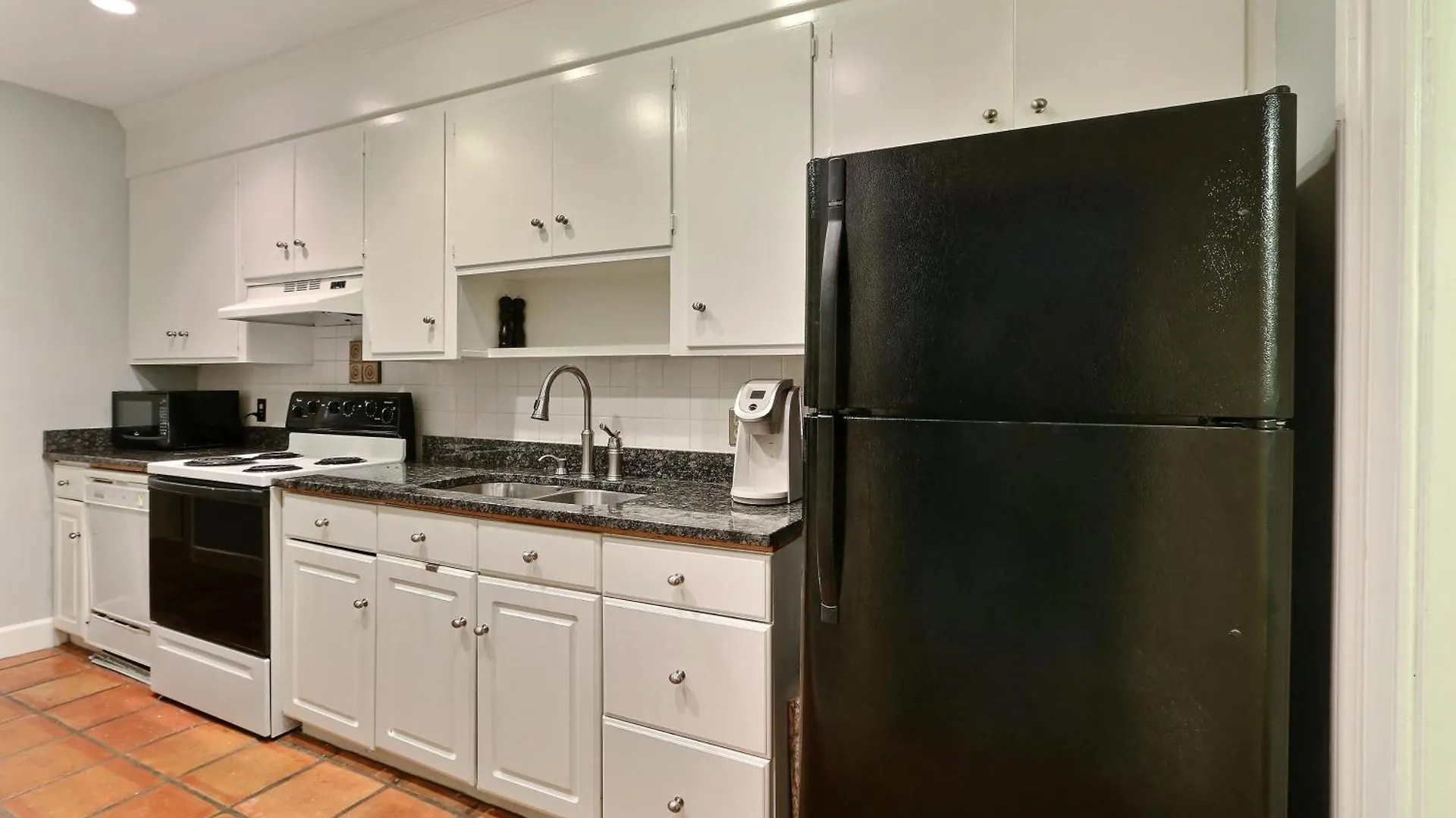 17 E Jones Garden Apartment Savannah