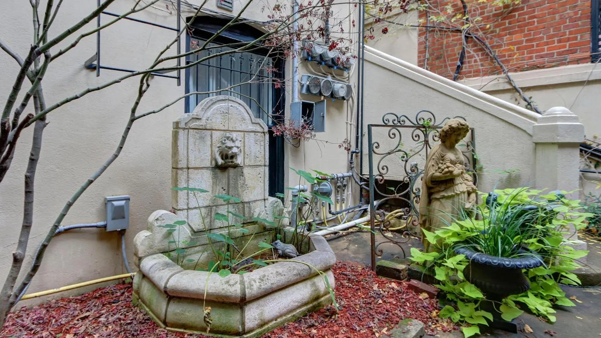 Apartment 17 E Jones Garden Savannah