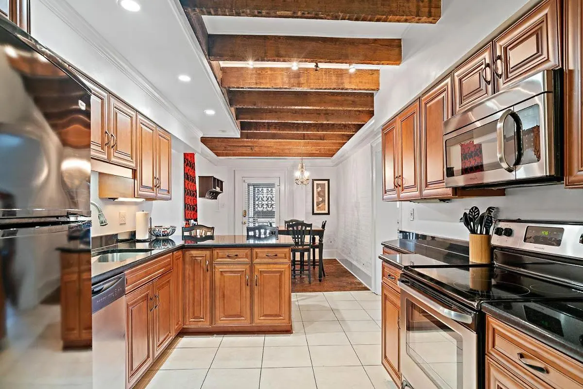 Apartment 21 E York *