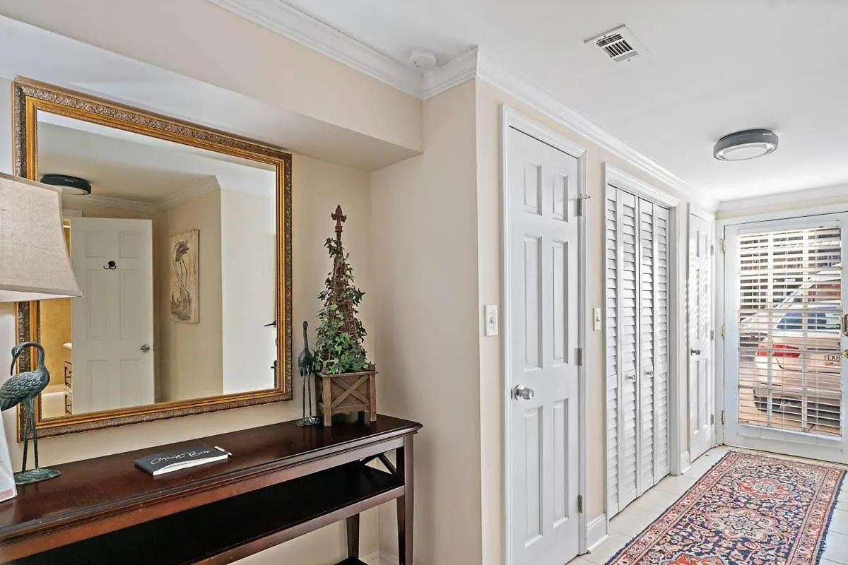 21 E York Apartment