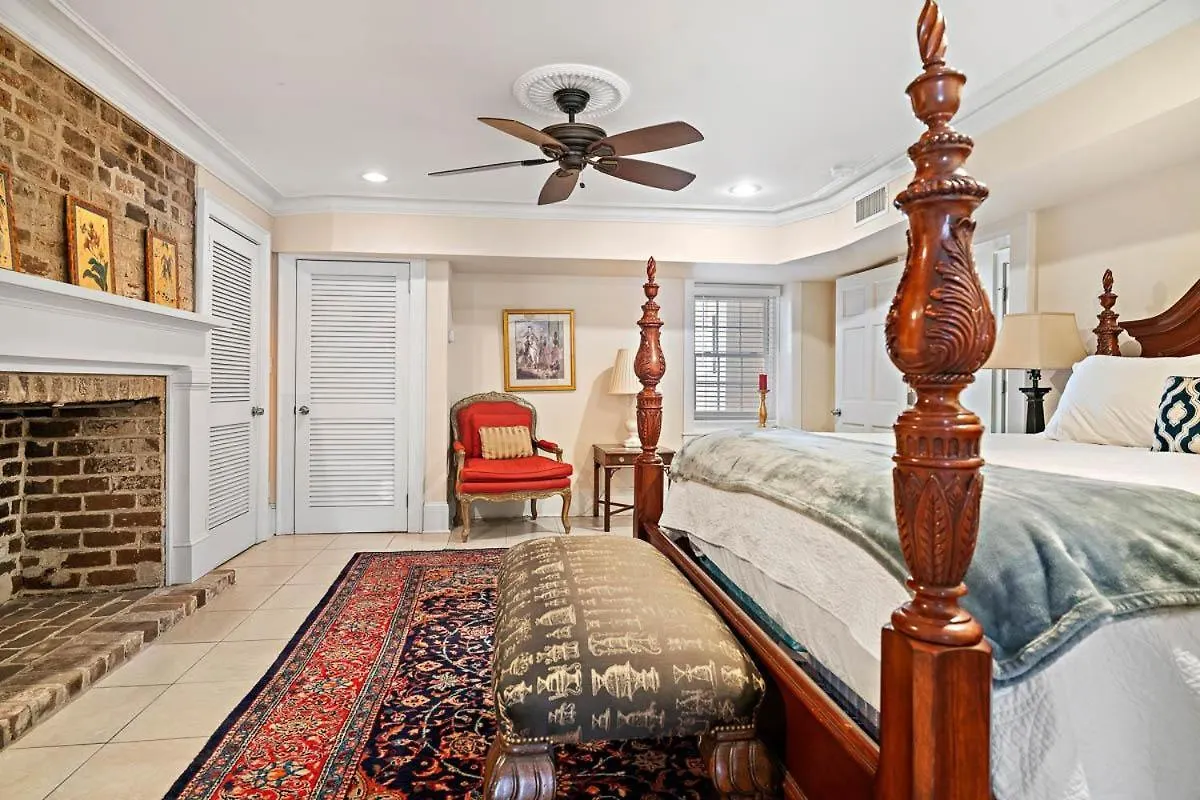21 E York Apartment