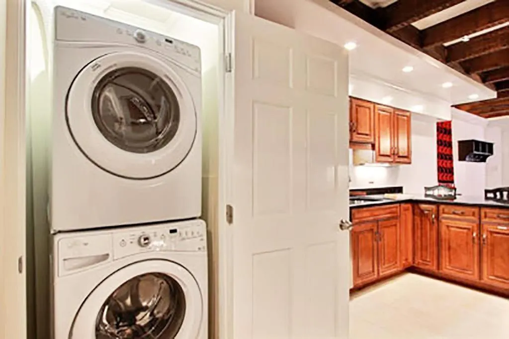 Apartment 21 E York