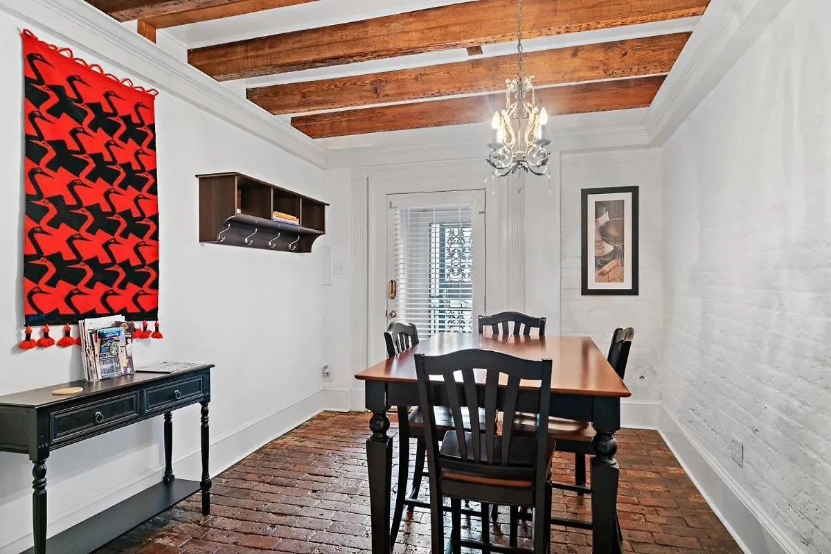 21 E York Apartment *