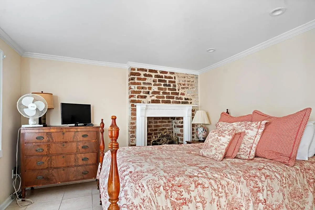 21 E York Apartment