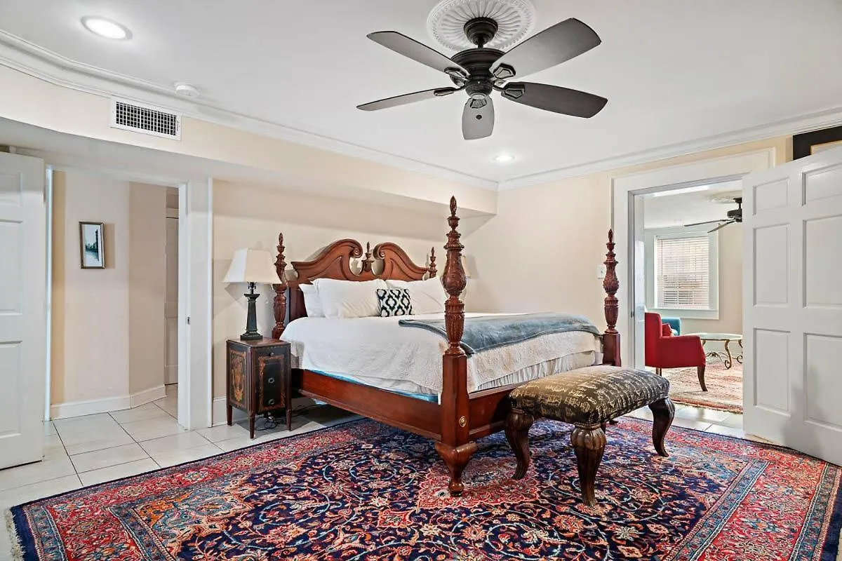 Apartment 21 E York