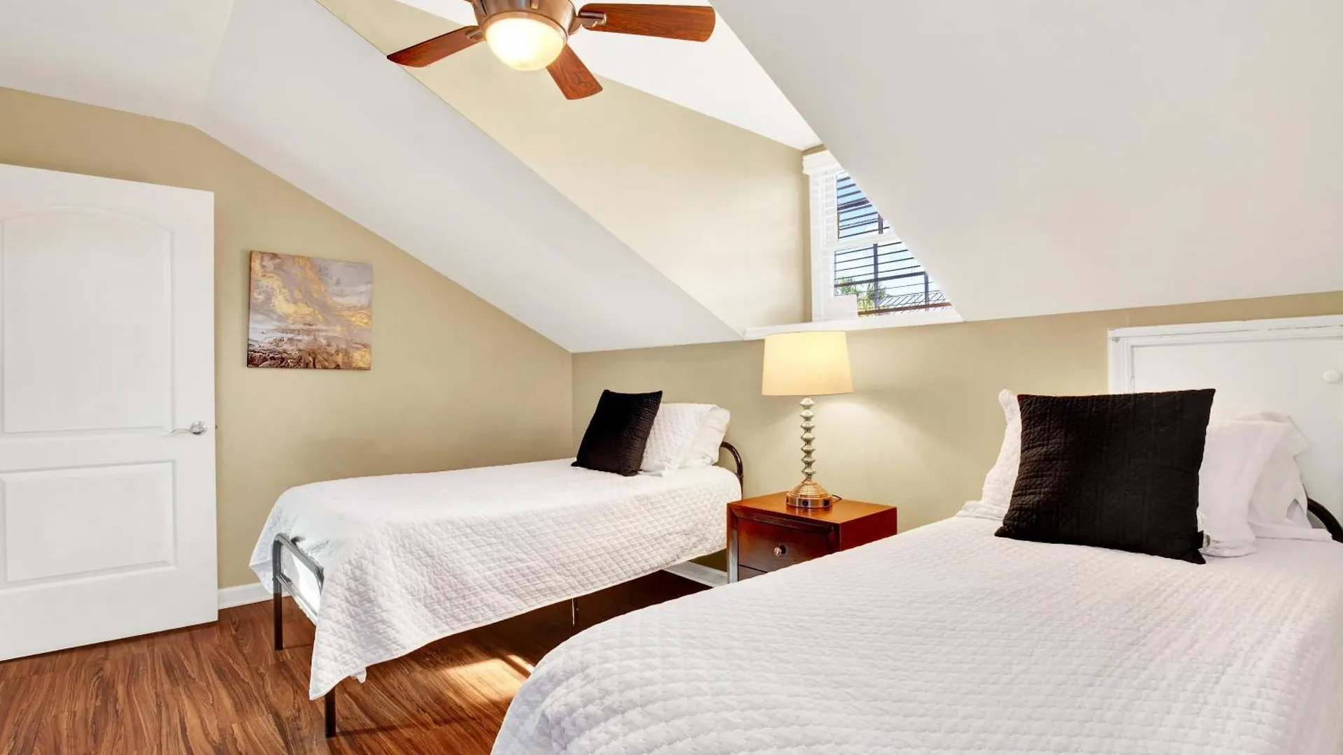 704 Abercorn Apartment *