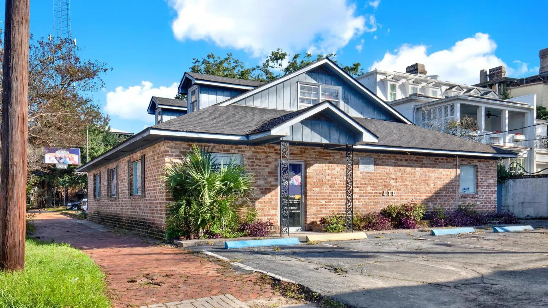 704 Abercorn *