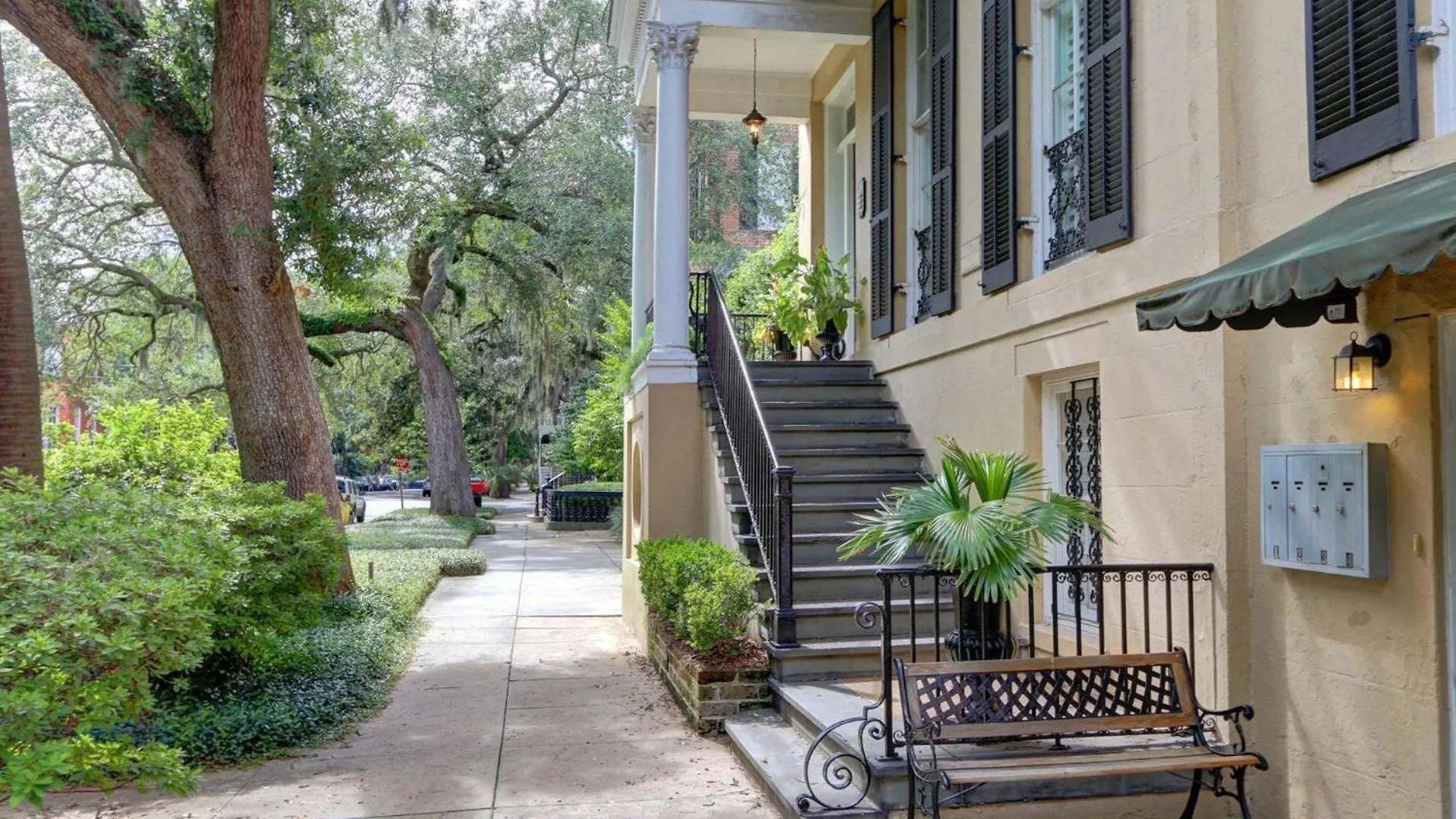 Apartment Romancing The Jones *