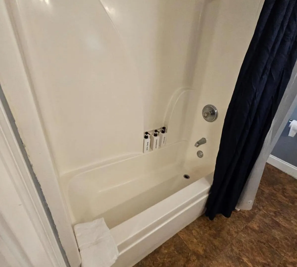 Near Hospital And Downtown- On Leghorn Holiday home