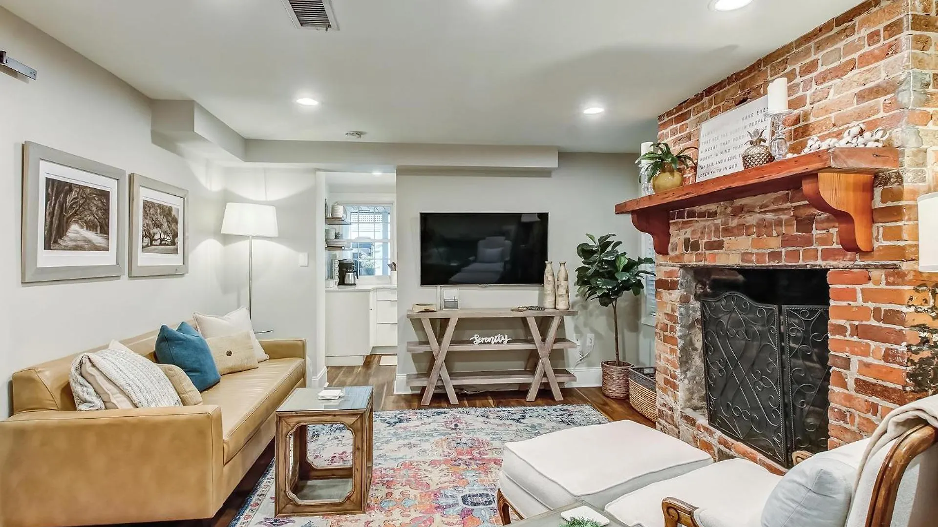 Serenity On Jones Apartment