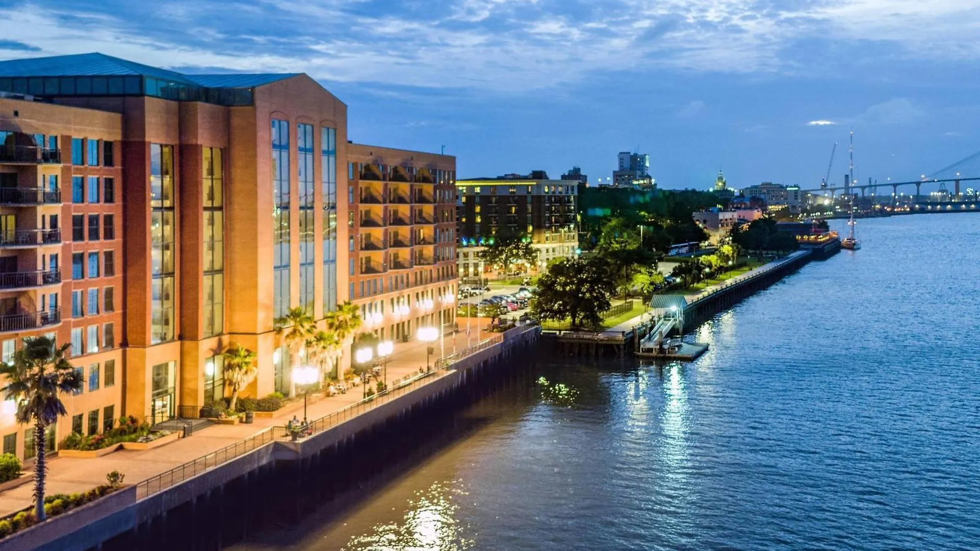 Marriott Riverfront 4*