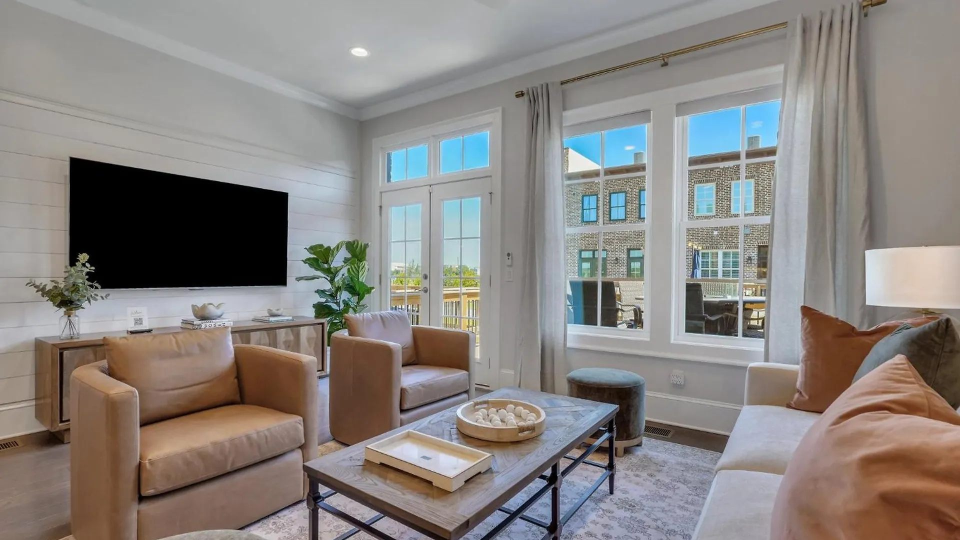 Waterside Retreat, Steps To River Street