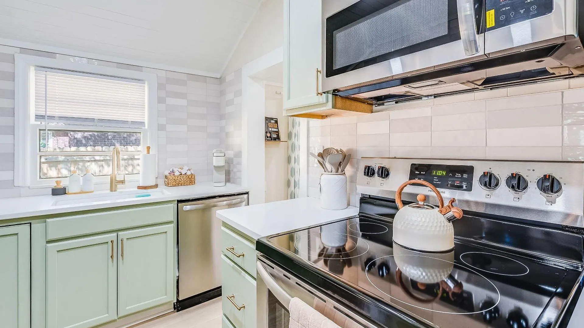 Charming & Bright 2 Bedroom - Close To Downtown - Airport