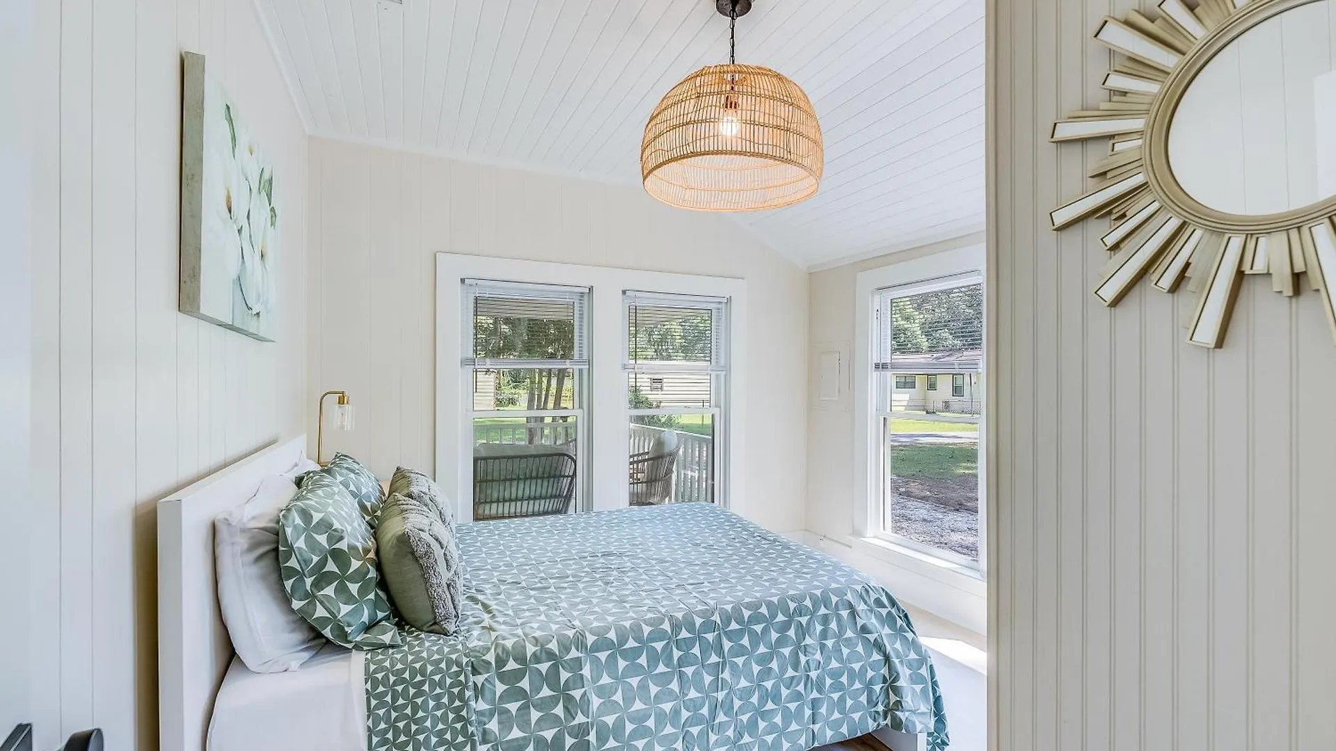 Charming & Bright 2 Bedroom - Close To Downtown - Airport