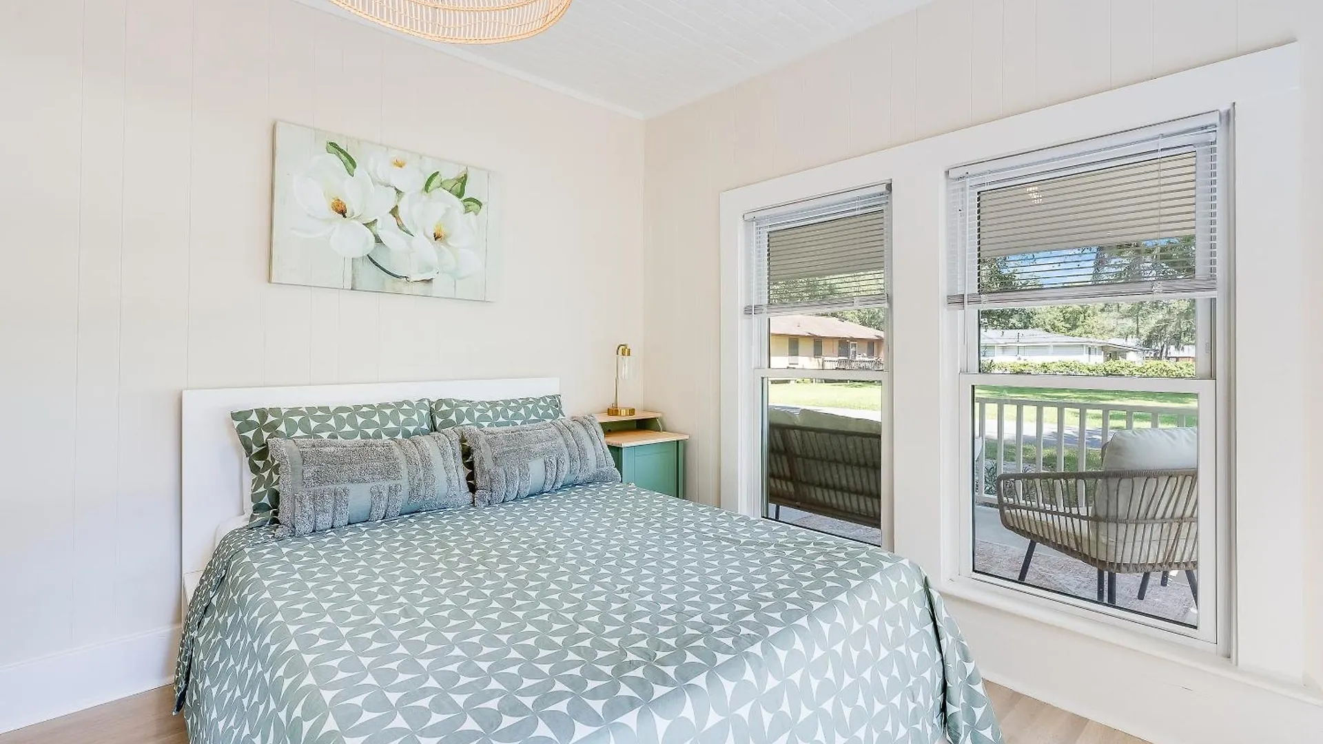 Holiday home Charming & Bright 2 Bedroom - Close To Downtown - Airport
