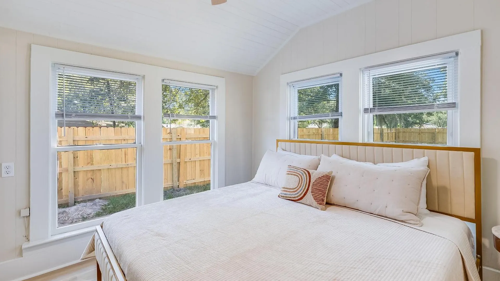 Holiday home Charming & Bright 2 Bedroom - Close To Downtown - Airport *