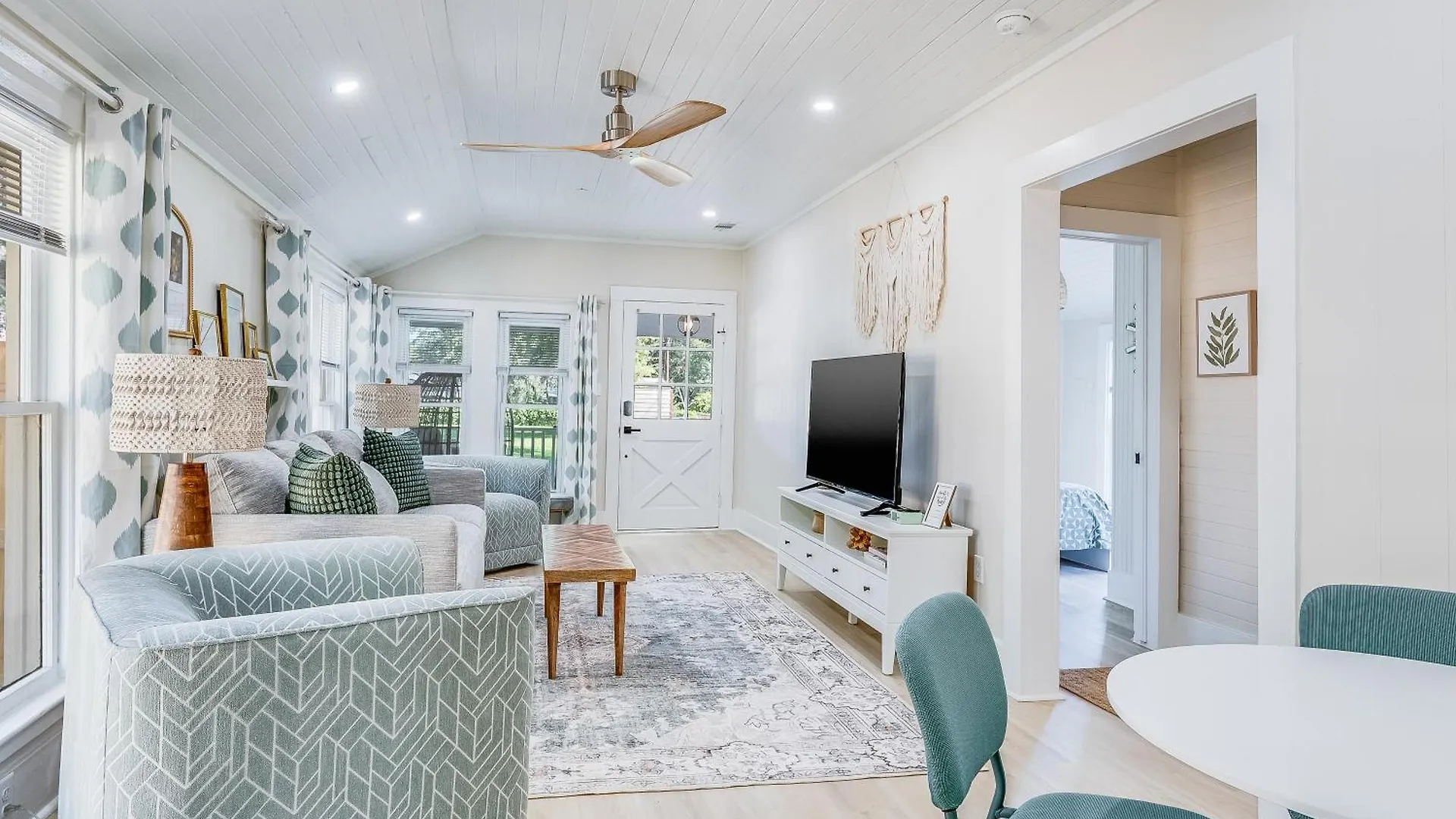 Charming & Bright 2 Bedroom - Close To Downtown - Airport *