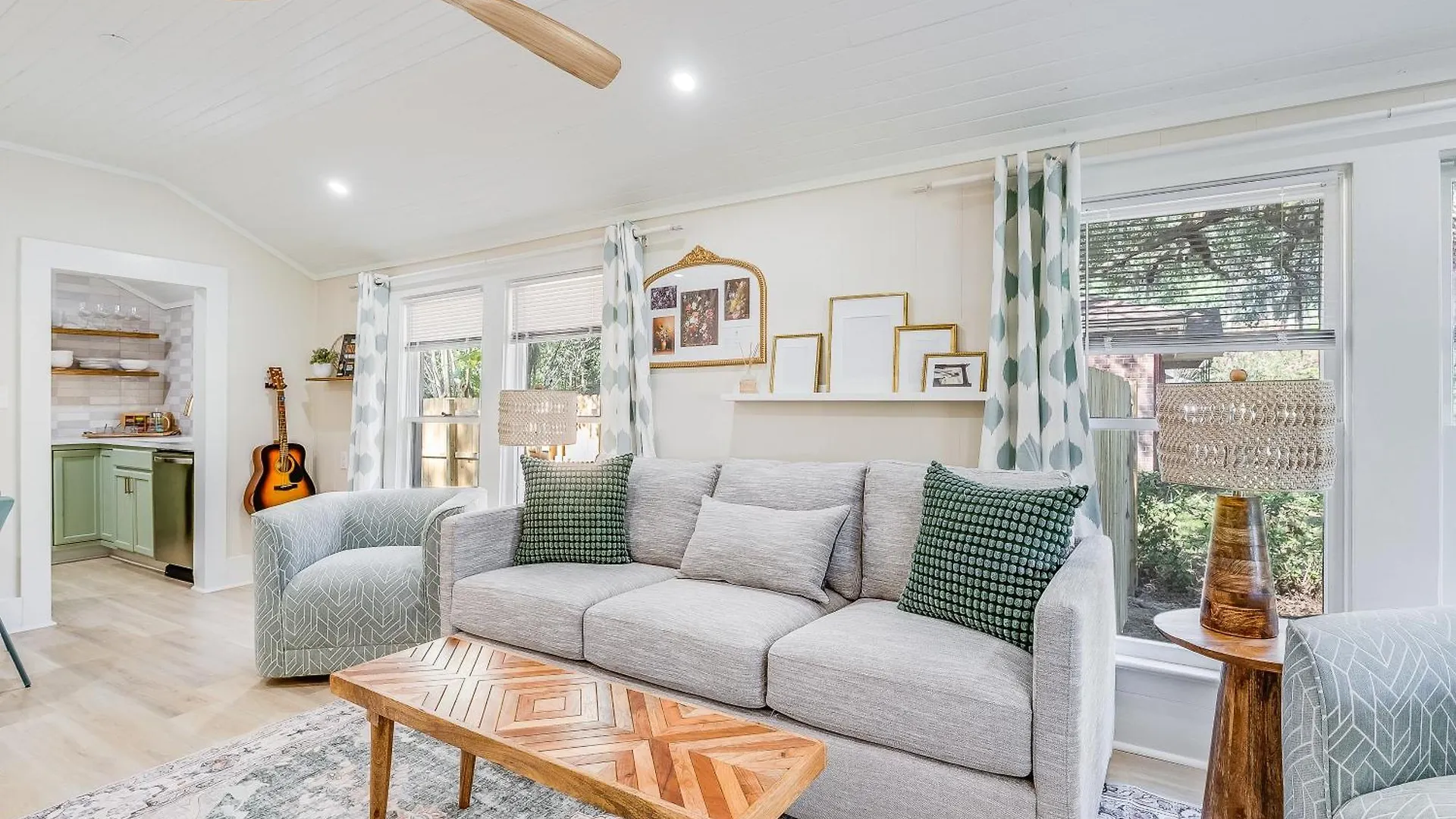 Charming & Bright 2 Bedroom - Close To Downtown - Airport