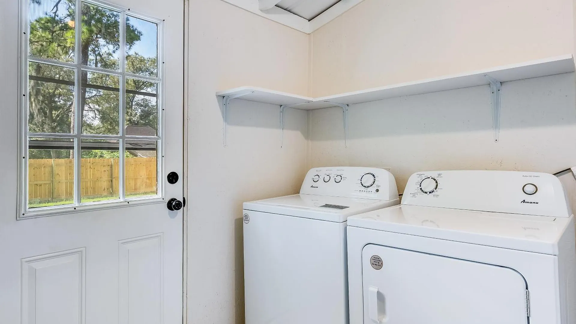 Charming & Bright 2 Bedroom - Close To Downtown - Airport Holiday home