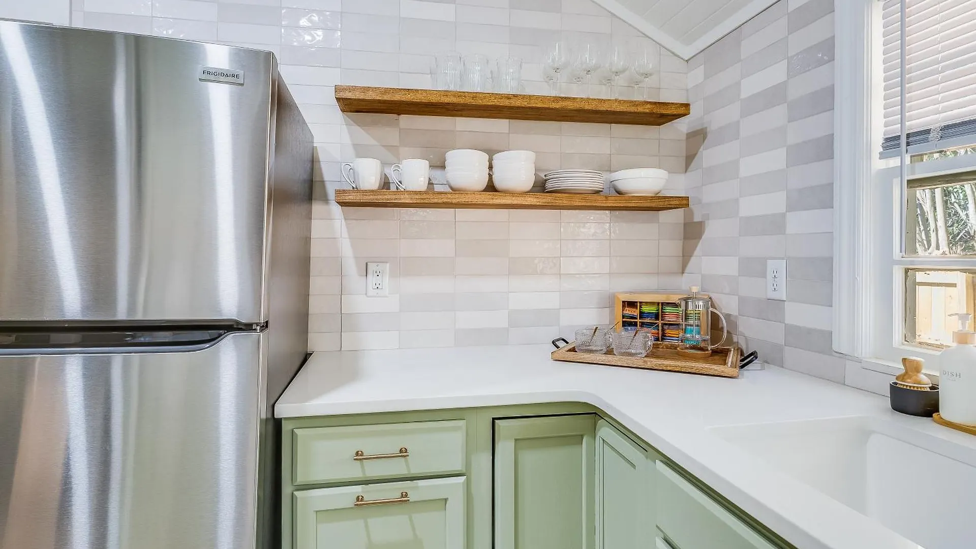 Charming & Bright 2 Bedroom - Close To Downtown - Airport *