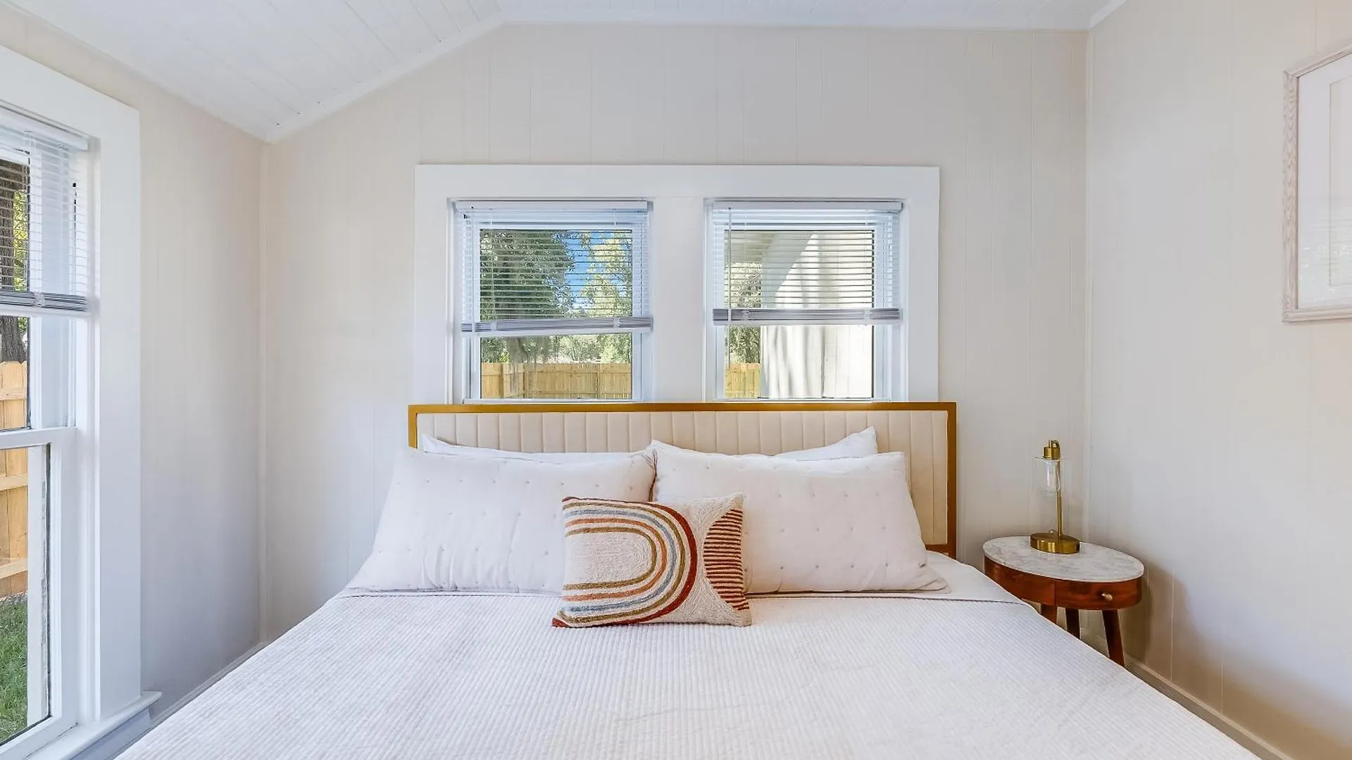 Charming & Bright 2 Bedroom - Close To Downtown - Airport