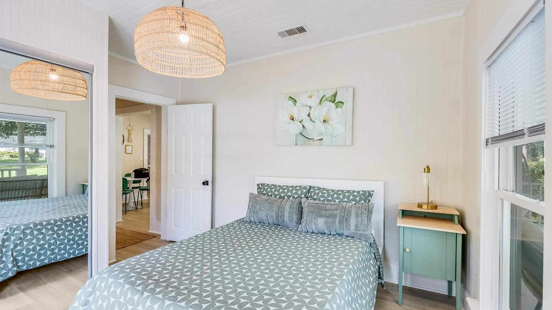 Charming & Bright 2 Bedroom - Close To Downtown - Airport Holiday home Savannah