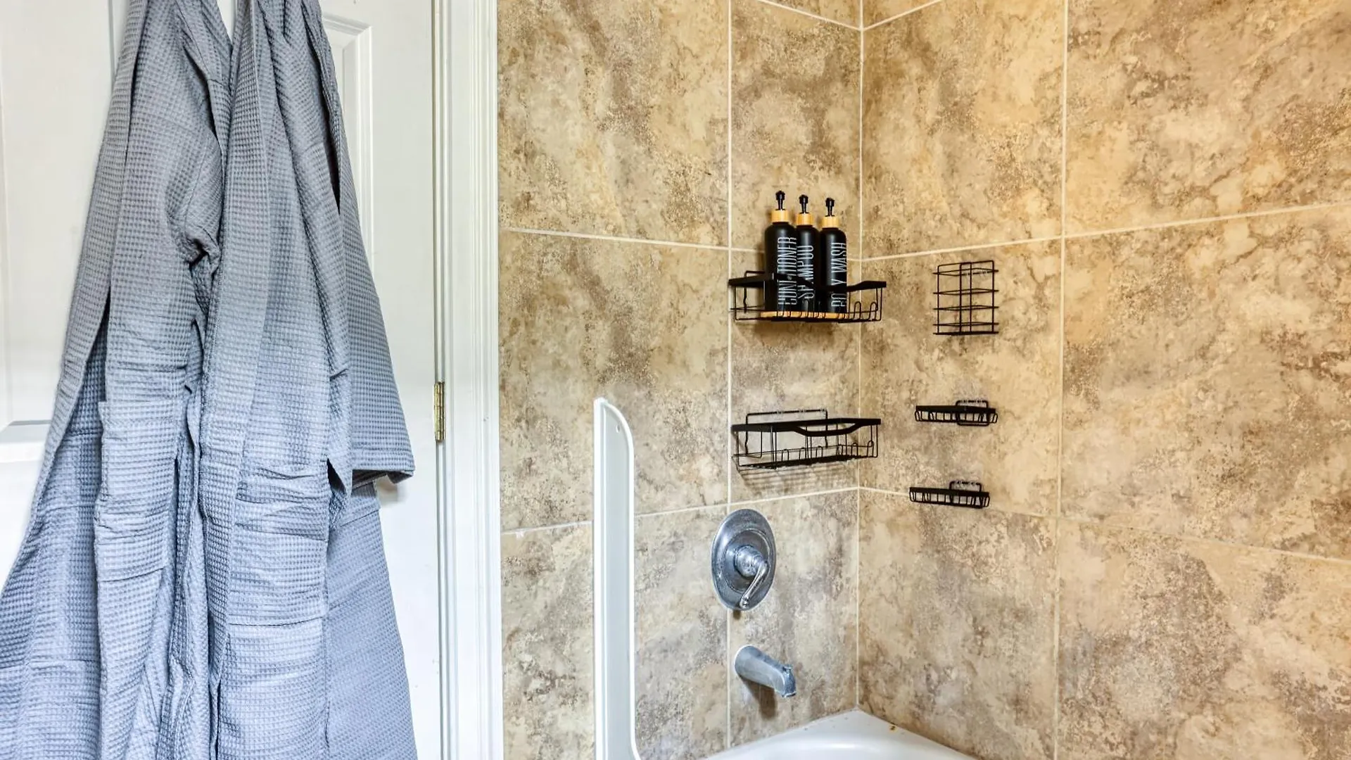 Holiday home 5min To Dt - King Beds - Parking - Telescope - Private Balcony *