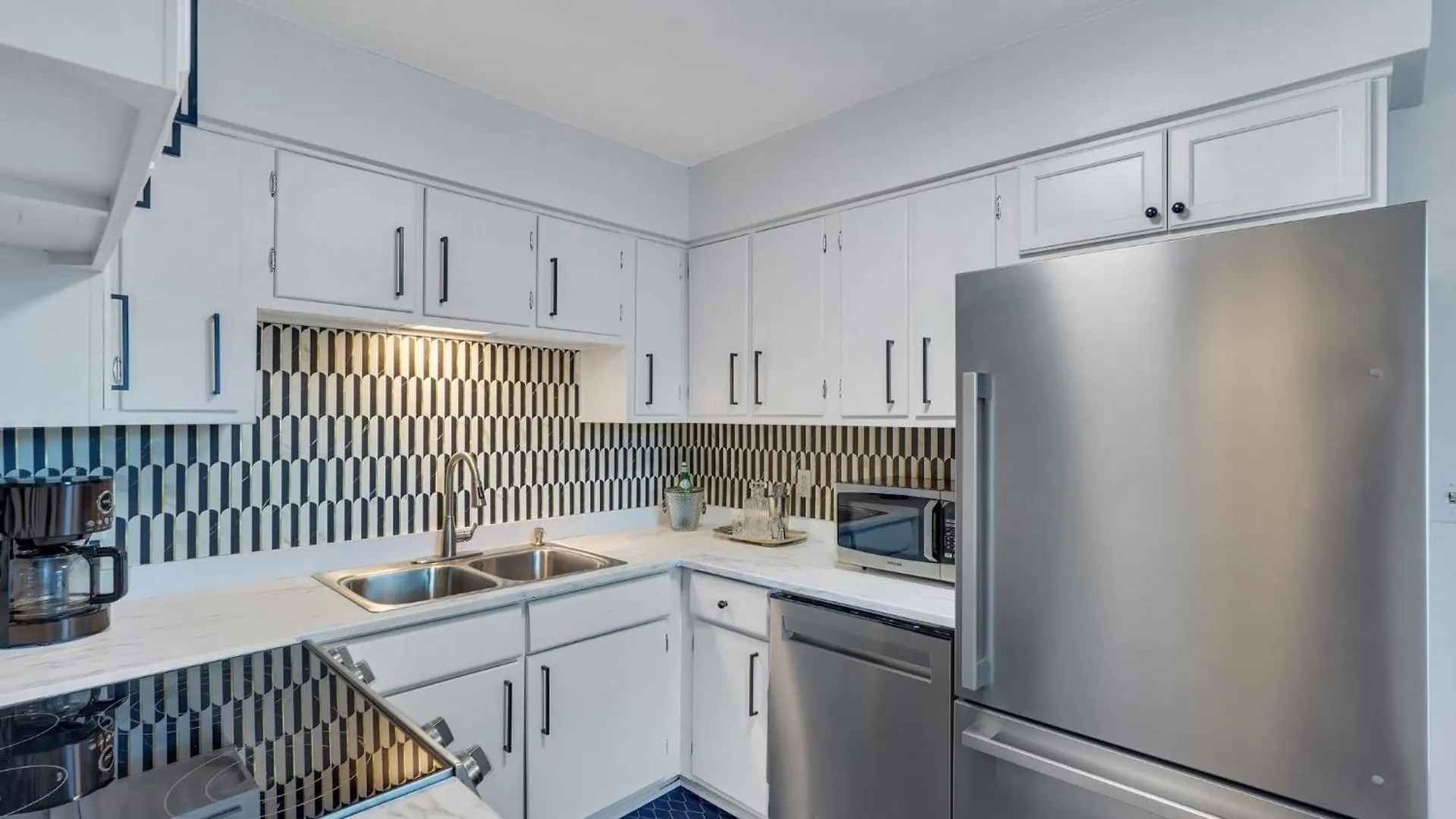 Spacious Mid-century Art Haven * Savannah
