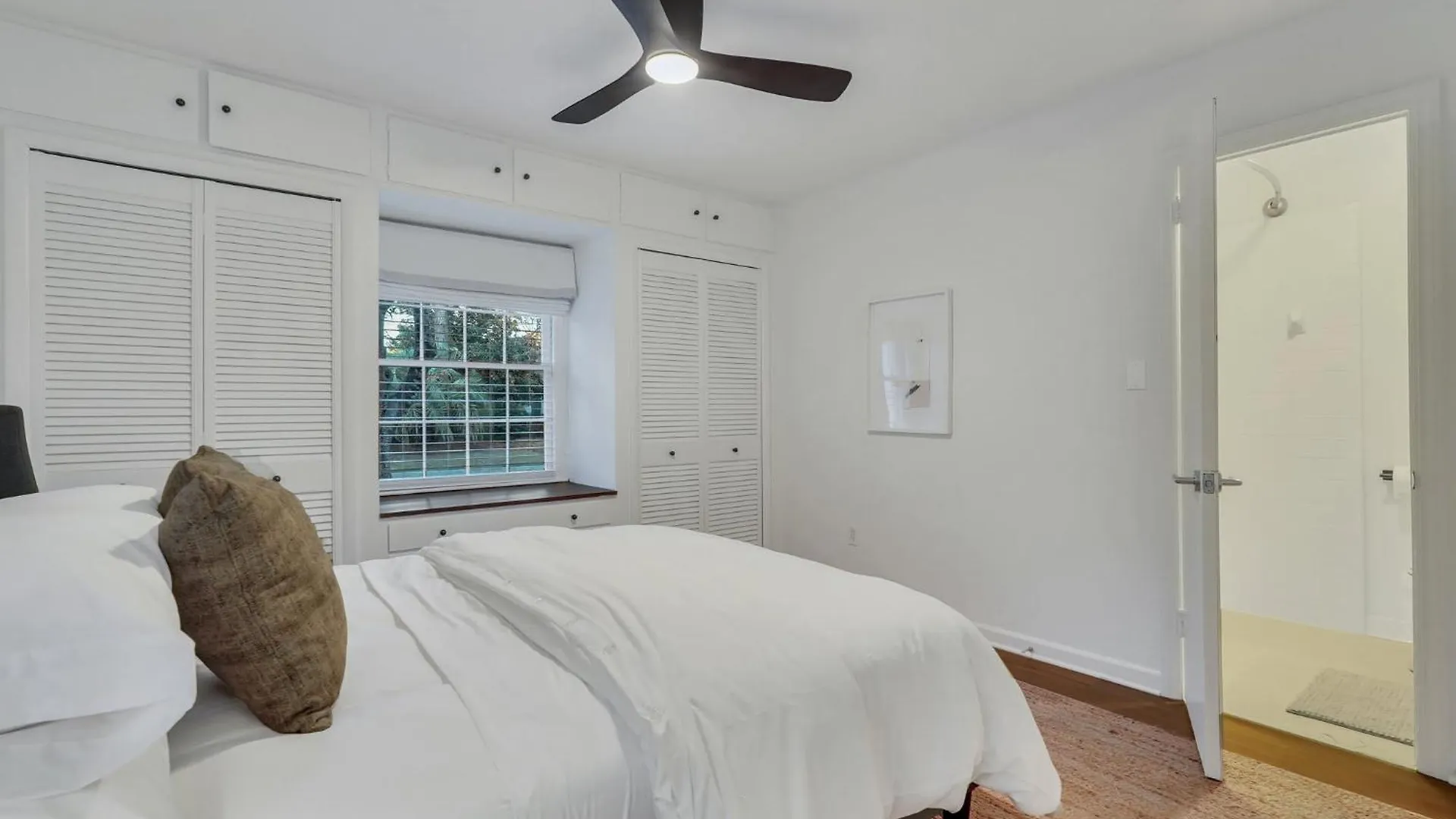 Spacious Mid-century Art Haven Savannah