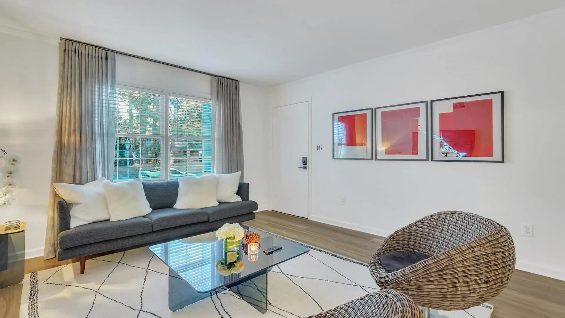 Spacious Mid-century Art Haven * Savannah