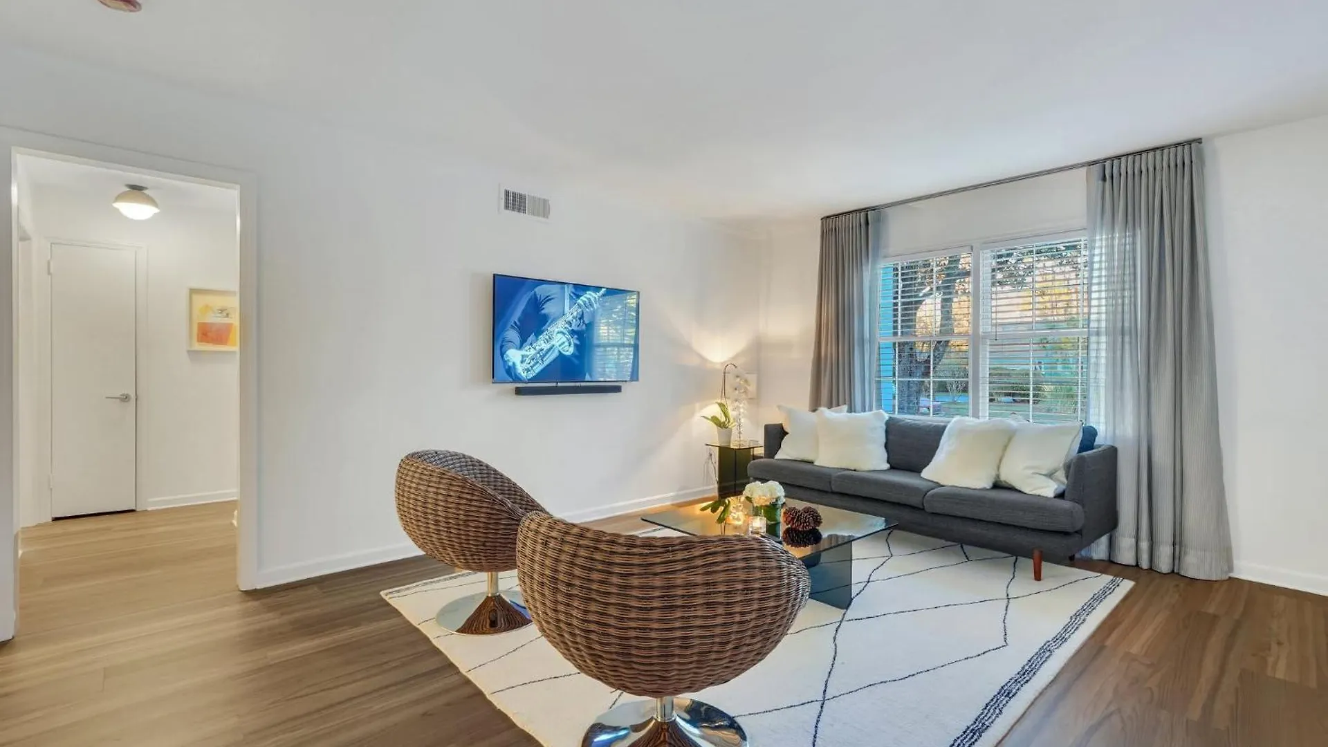 Spacious Mid-century Art Haven Apartment *