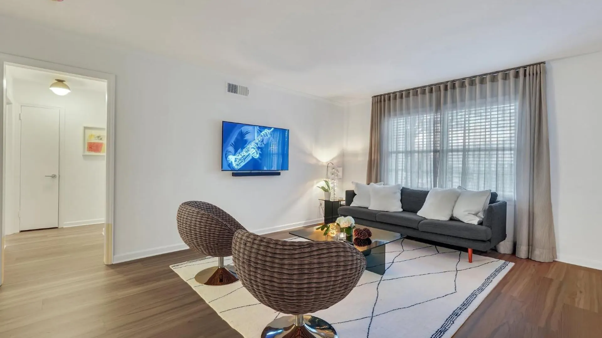 Spacious Mid-century Art Haven Apartment Savannah
