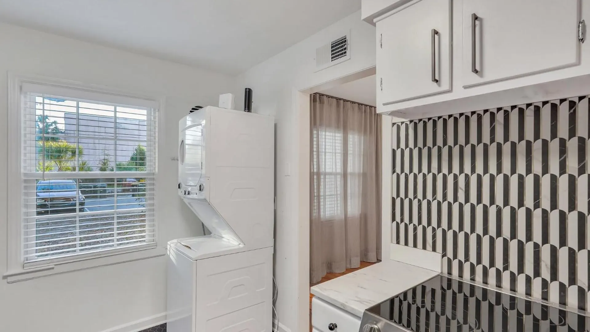 Spacious Mid-century Art Haven * Savannah