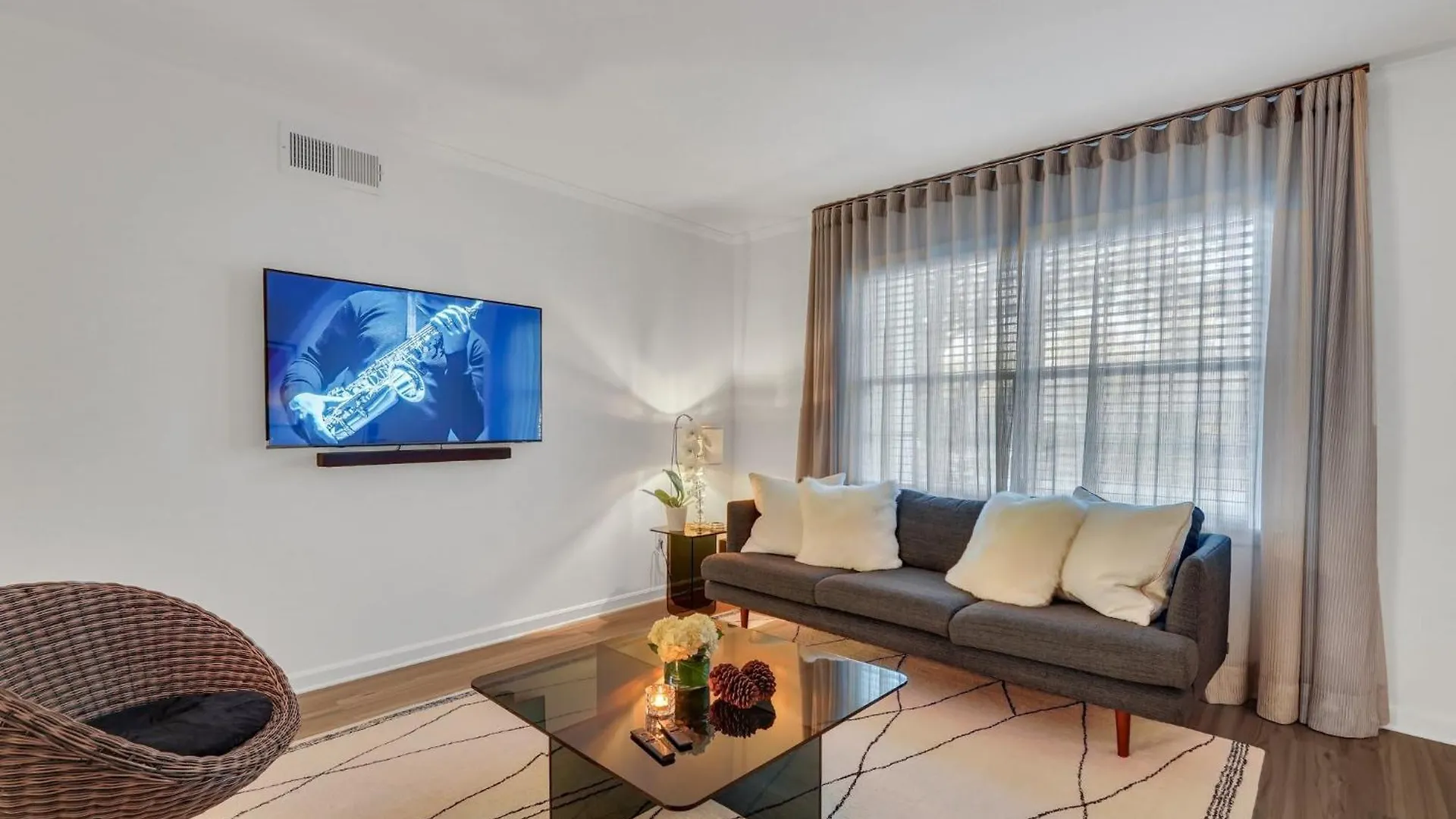 Spacious Mid-century Art Haven Apartment