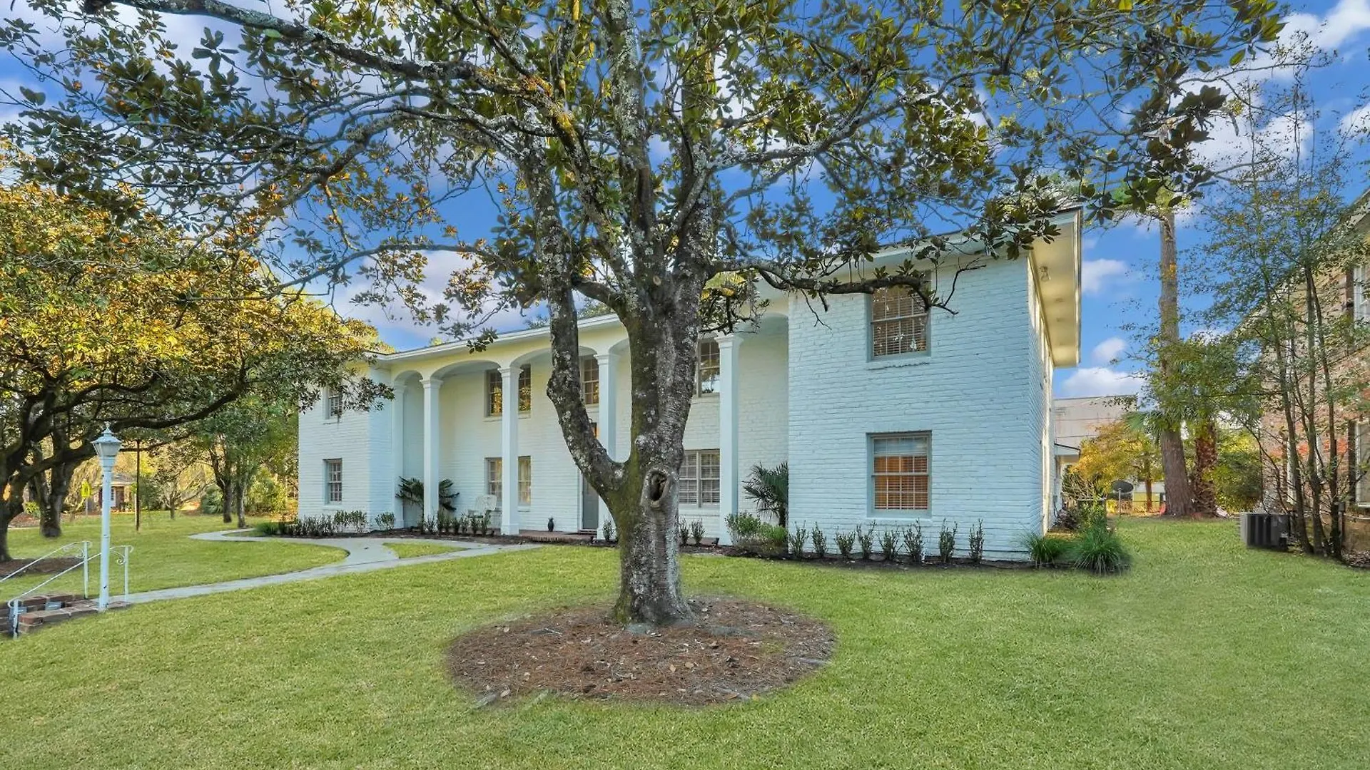 Spacious Mid-century Art Haven Apartment Savannah