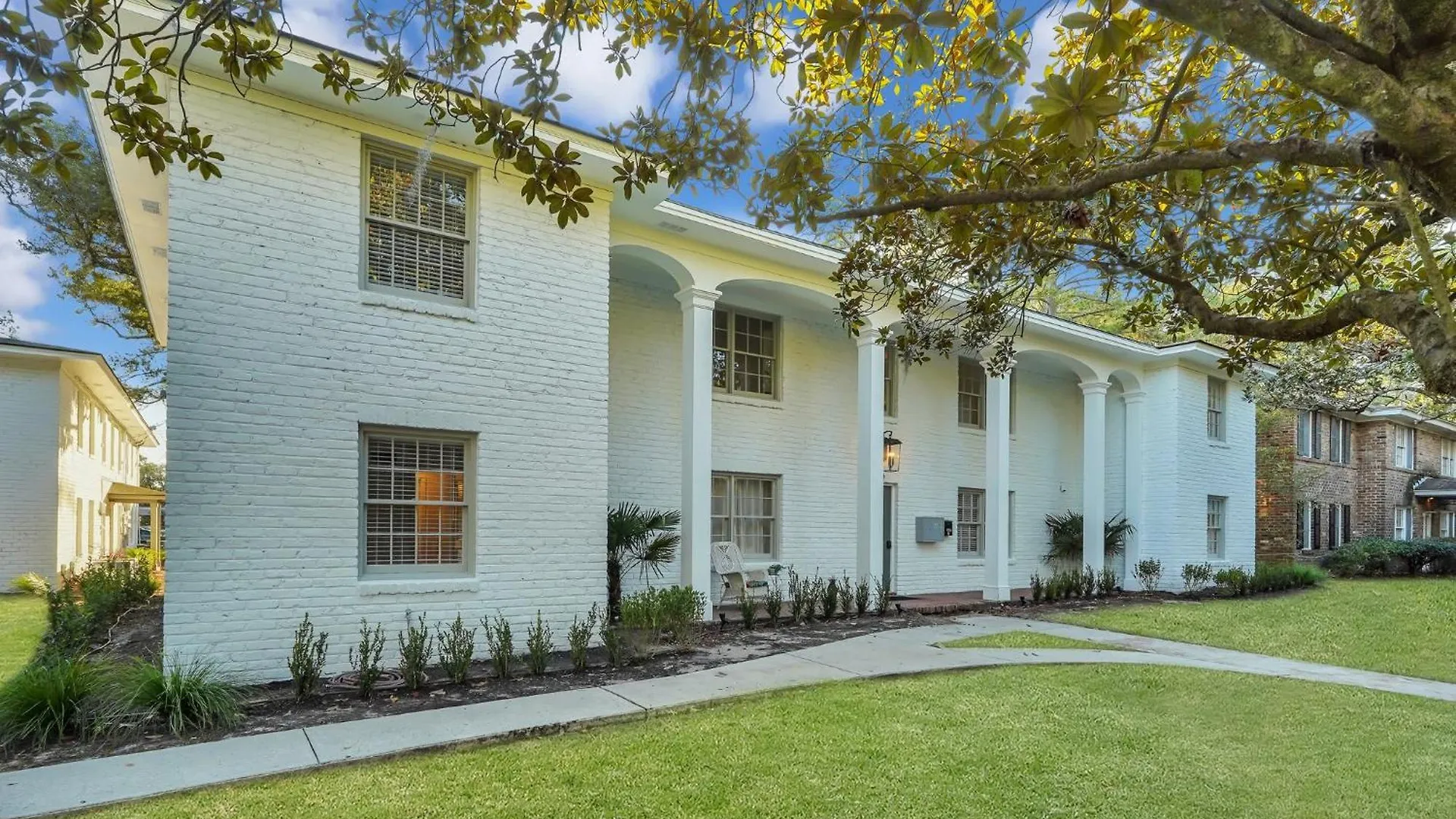 Spacious Mid-century Art Haven Savannah