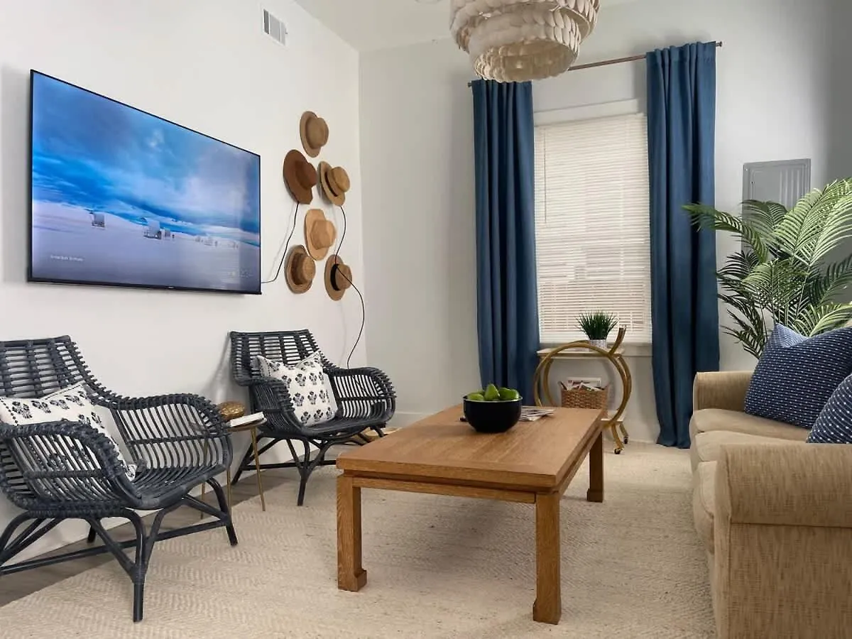Elegant Duplex Steps To Forsyth! Holiday home