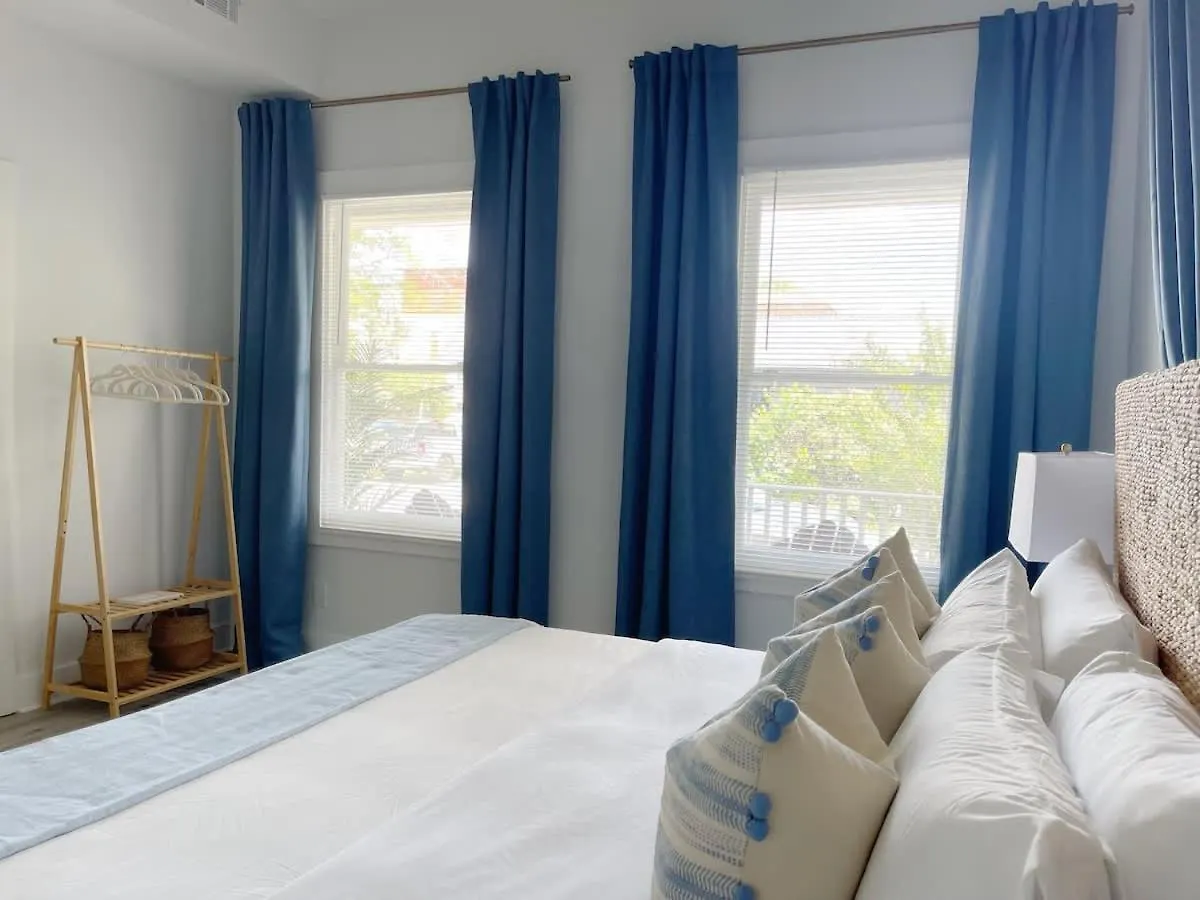 Elegant Duplex Steps To Forsyth! Holiday home