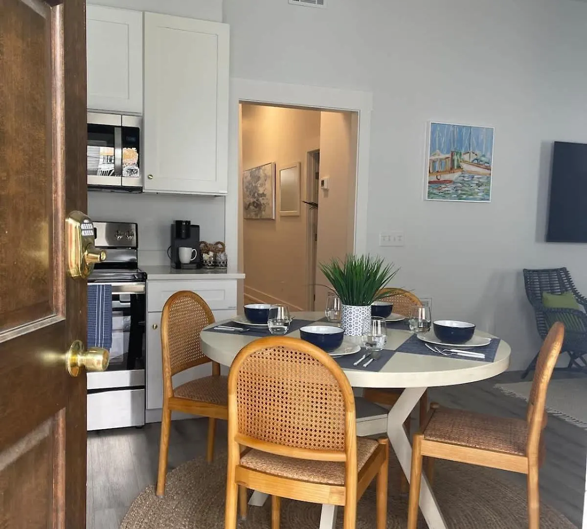 Elegant Duplex Steps To Forsyth! Holiday home