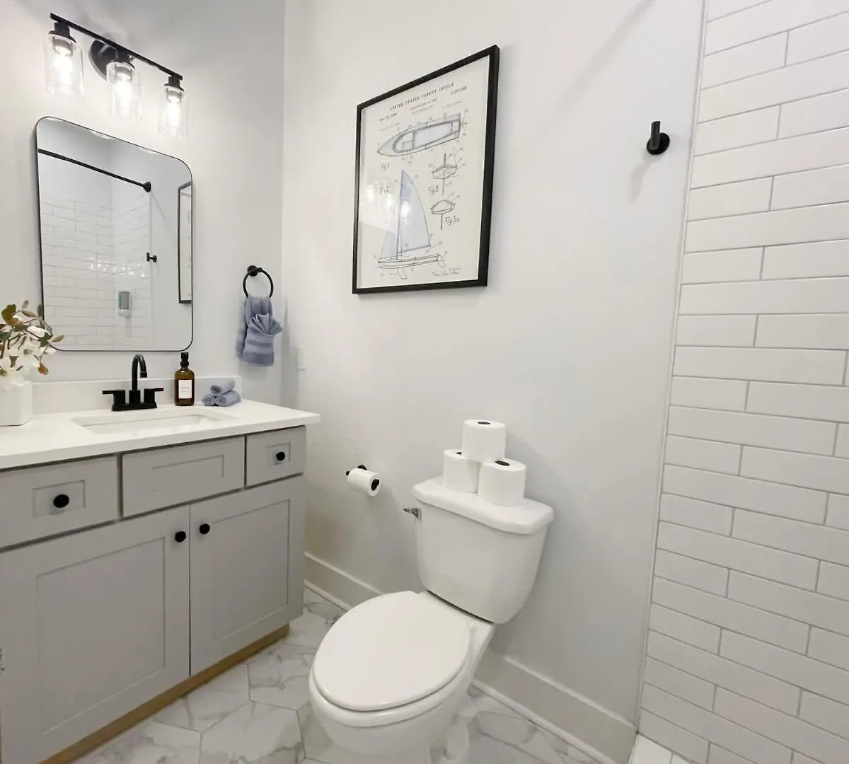 Elegant Duplex Steps To Forsyth! Holiday home
