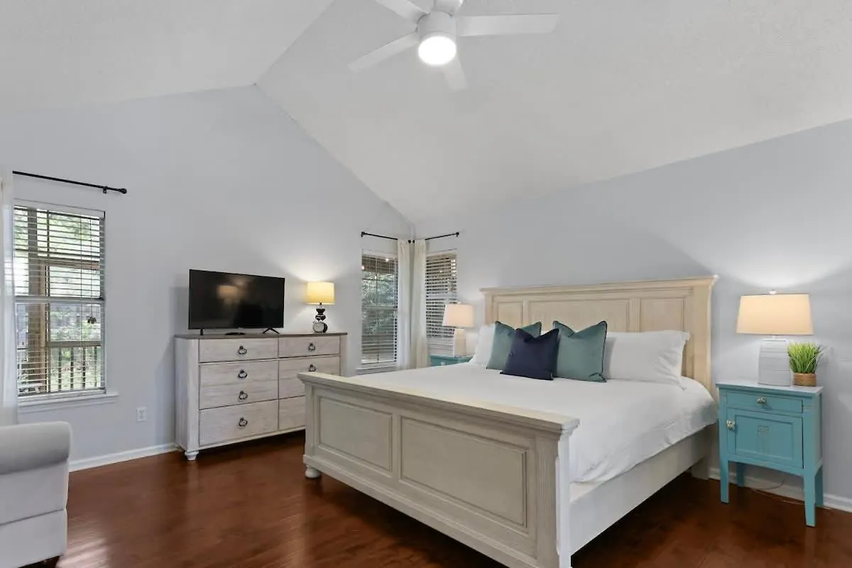 New Spacious Near & Dogs Welcome *