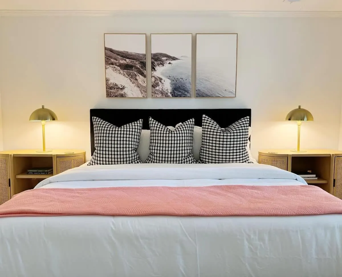 Modern Near & Dog Friendly Nyaraló Savannah