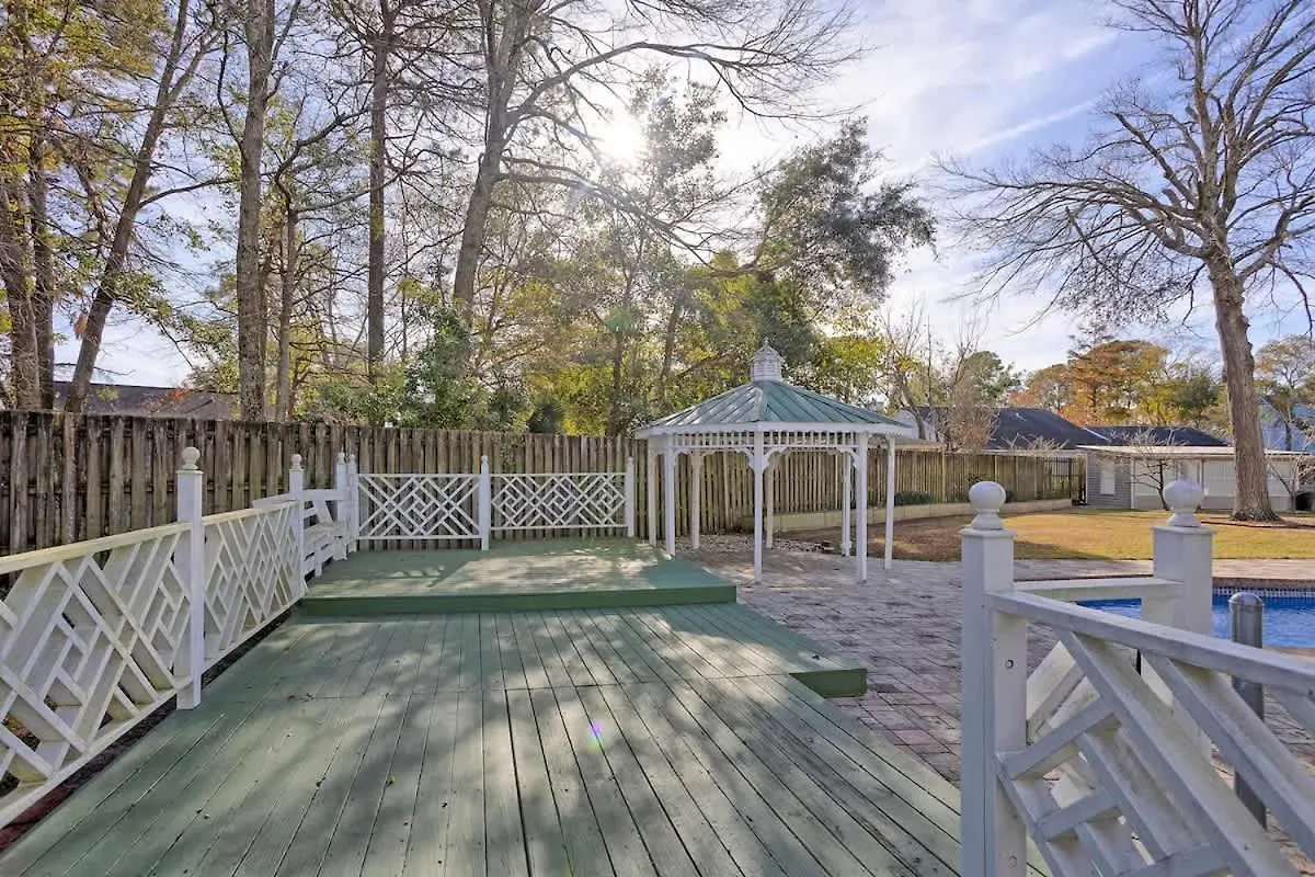 Family & Dog-friendly House W Pool & Entertainment Galore! Halfway To Downtown And Tybee Holiday home