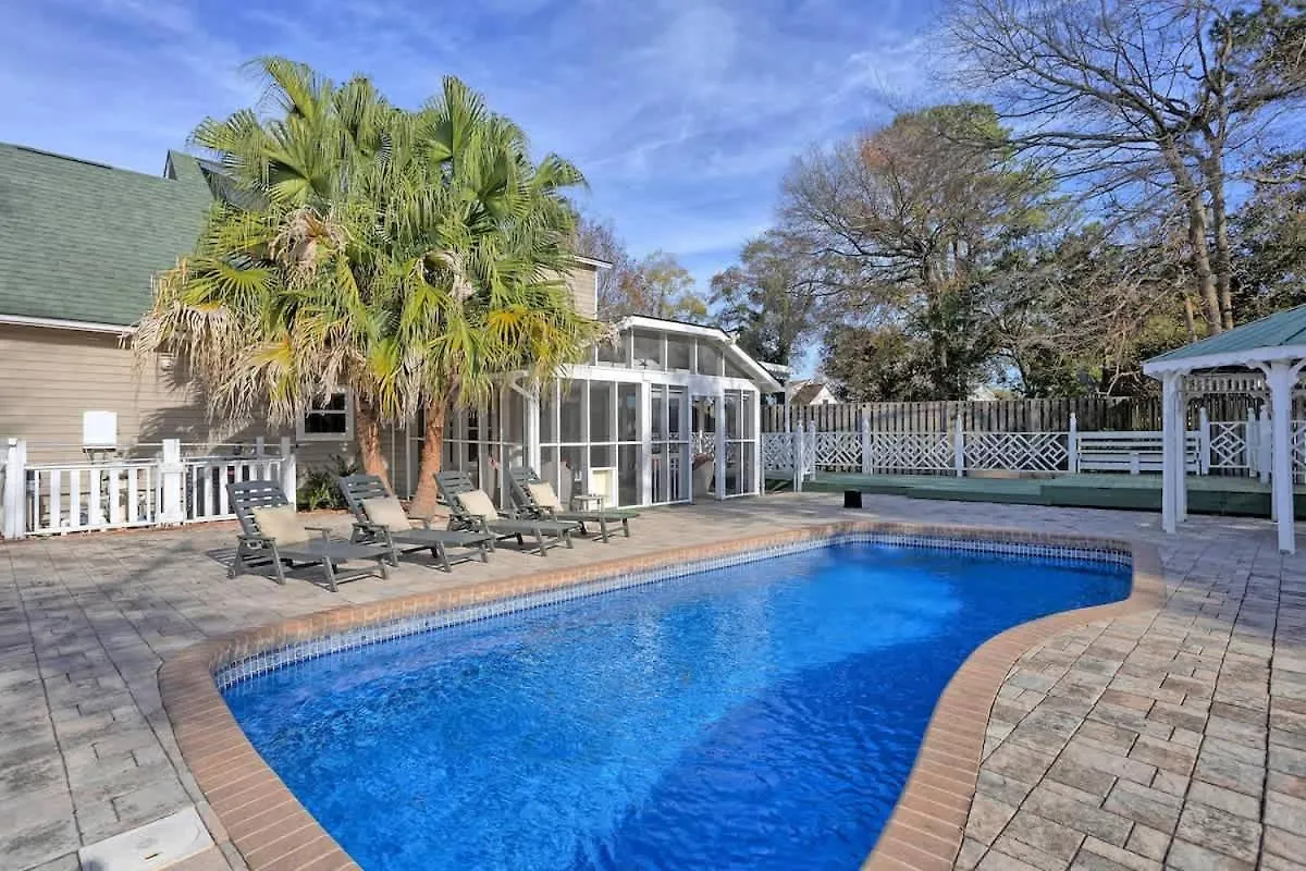 Family & Dog-friendly House W Pool & Entertainment Galore! Halfway To Downtown And Tybee Holiday home Savannah