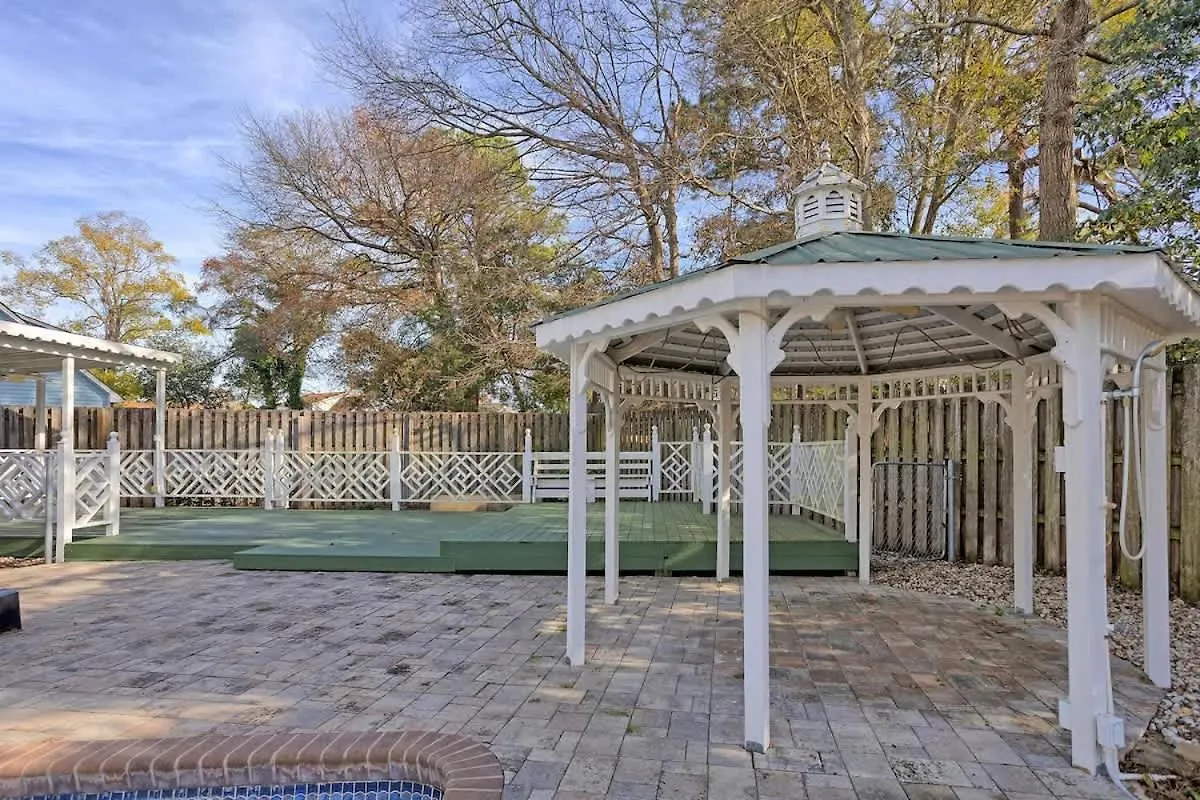 Family & Dog-friendly House W Pool & Entertainment Galore! Halfway To Downtown And Tybee *