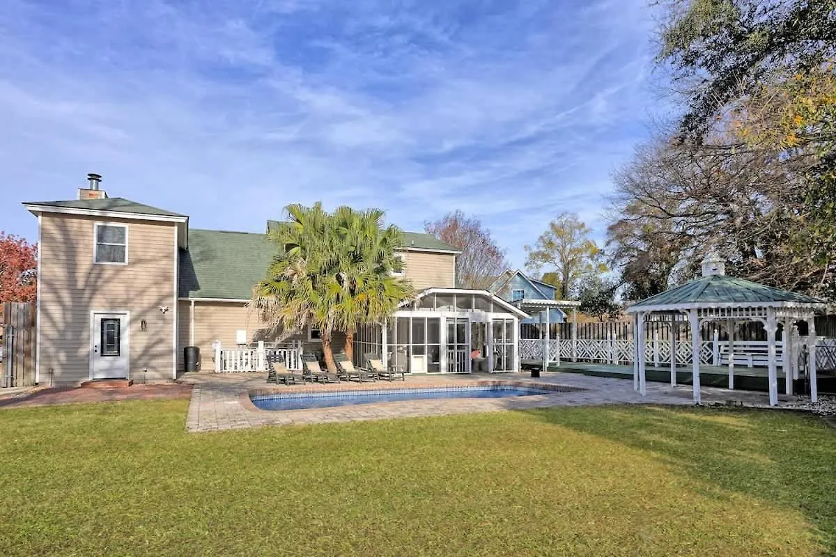 Holiday home Family & Dog-friendly House W Pool & Entertainment Galore! Halfway To Downtown And Tybee